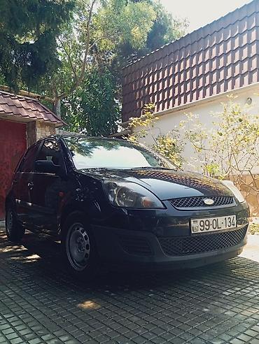 mini qadin masinlari: Ford Fiesta hatchback, 2007 il 1.3 matortünd göy rəng. 5 qapı, kompakt — 2