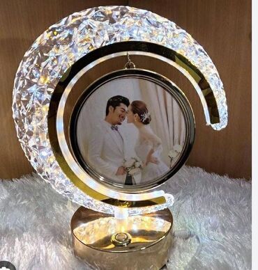 qiz şəkilləri cəkmək: Kristal ay fiqurlu LED çərçivəli masa lampası - Dizayn: Ay formalı