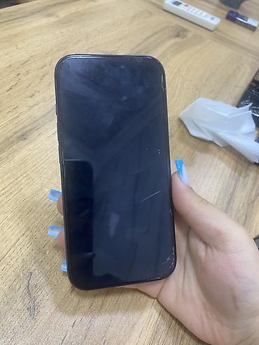 oğlan profil sekilleri: Məhsul: Mavi rəngli smartfon (üçlü arxa kamera modulu ilə) Ideal — 2