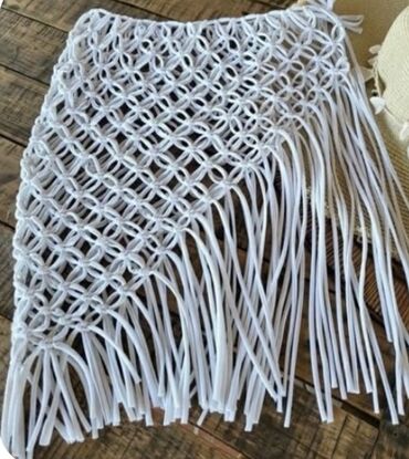 Ətəklər: Makrame toxunuşlu, ağ rəngdə qısa ətək. Bu ətək kəmər hissəsində iplə — 3