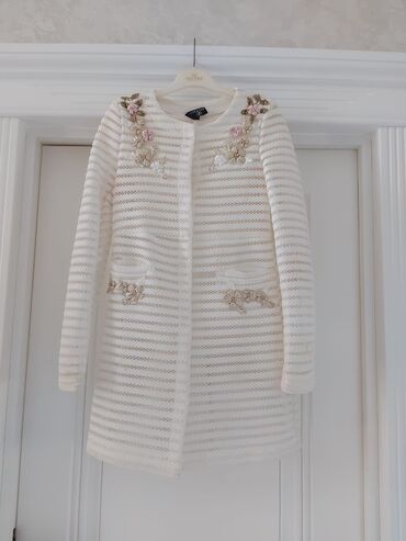 jaket toxumaq: Zərif qadın geyimləri dəsti 1) Ağ krujeva teksturalı jaket/kardiqan -