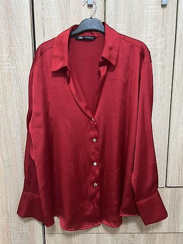 c: Zara košulja od satenskog materijala u intenzivno crvenoj boji. Model — 1