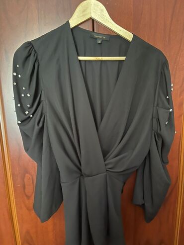Şəxsi əşyalar: Brend: Manotte Model: Qara ziyafət koftası/bluz - Dərin V-yaxalı
