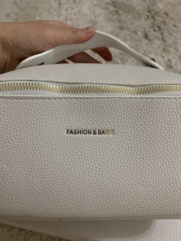 белая сумка: Продается новая косметичка, эко кожа, очень красивая