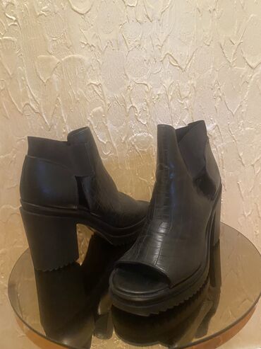 Женская обувь: Bershka, Размер: 39, цвет - Черный, Новый