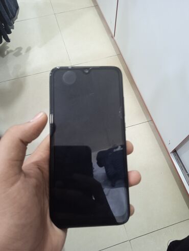 Digər mobil telefonlar: Barmaq izi sensoru və üçlü arxa kamera qurğusuna malik qara rəngli