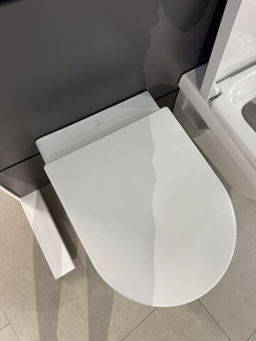черный орех: Белый подвесной унитаз Villeroy & Boch с прямоугольным основанием