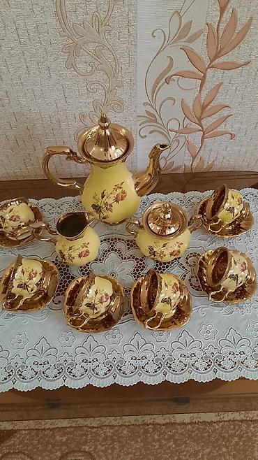 Qızılı rəngdə çay kofe dəsti yenidir, heç işlənməyib