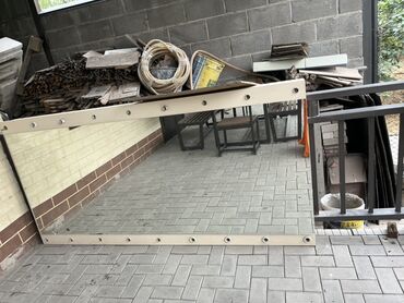 тумбочка с зеркалом в спальню: Большое прямоугольное зеркало в широкой раме светлого цвета. Рама