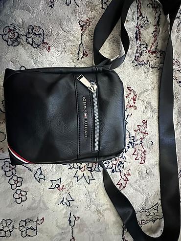 boss барсетка: Сумка через плечо Tommy Hilfiger черного цвета. Компактная модель — 1