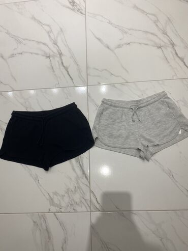 ženske somot pantalone: Dva ženska šorca, sivi i crni, S veličina, 600 dinara