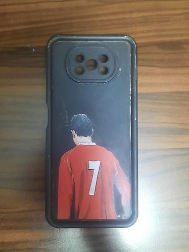 poko c75: Bu, arxa tərəfində futbolçu təsviri olan qara rəngli telefon qabıdır — 1