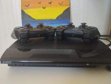 Sony PlayStation 3 oyun konsolu iki ədəd simsiz nəzarətçi ilə təchiz