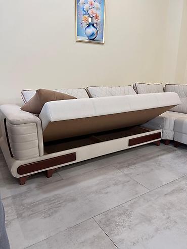 Divanlar: Ağ rəngdə, L formalı künc divan. Parça ilə üzlənmiş bu divan, yastıqlı — 4