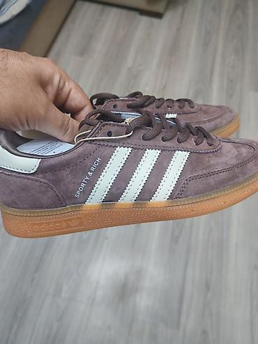 idman qacis: Qəhvəyi rəngdə, klassik idman üslublu sneaker. Model süetəbənzər üst — 1