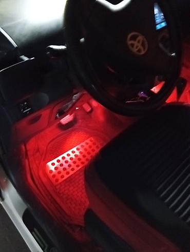yaris masini: Toyota Yaris hatchback (ağ rəng). Şəhər içi üçün sərfəli və rahat — 10