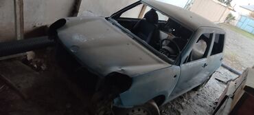 kotan təkəri: Model: Kiçik hetçbek kuzovu (4 qapı) Rəng: Açıq mavi (üstündə