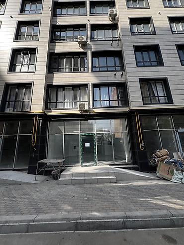 Аренда помещений свободного назначения: Сдается в аренду коммерческое помещение на первом этаже нового жилого — 13