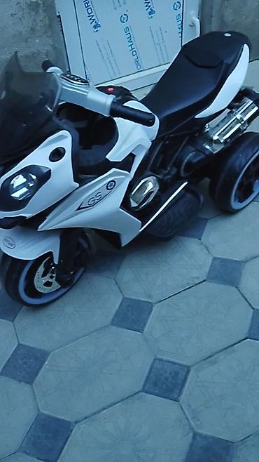 10 yaş için motorlar: Uşaq üçün elektrikli üçtəkər motosikl - Dizayn: Sport tipli kuzov, ön — 1