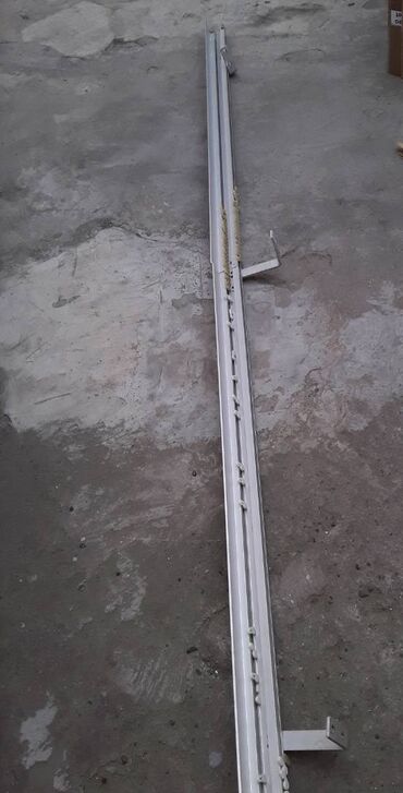 Karnizlər: Retro dekor üçün qədimi dəmir karnizlər satılır. Biri 100 manat — 7