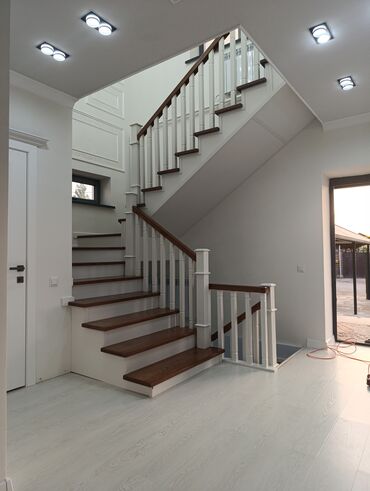 Деревянные лестницы: Стильная деревянная лестница, выполненная в классическом стиле — 3