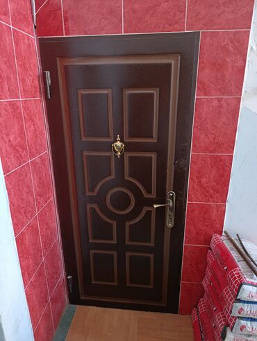 Входные двери: Metal giriş qapısı, iki fərqli çalarda qəhvəyi rəngdə mövcuddur. Hər