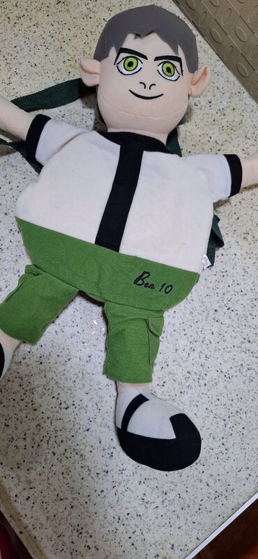 Məktəb çantaları: Fərqli ölçü və dizaynlarda uşaq çantaları dəsti. Çantalar müxtəlif — 13