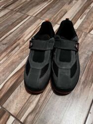 Ayaqqabılar: Başlıq: Yeni 40 razmer iş batinkası Təsvir: - Ölçü: 40 - Növ: İş üçün