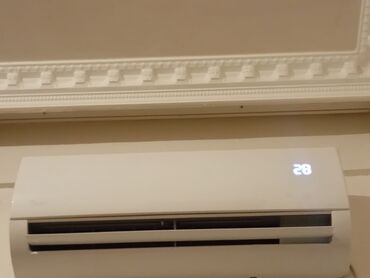şkaf kondisoner: Midea 45 kv kondisioner ela veziyetde qazi pultu üstünde sokulu