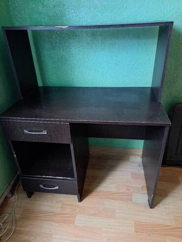 удобный компьютерный стол: Компьютердик үстөлү, Колдонулган, Текчелери бар