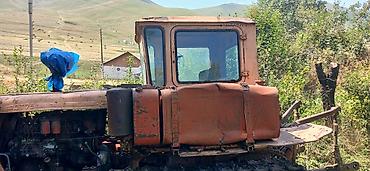 traktor disqisi: Paletli traktor – DT-75 (sovet istehsalı) traktor DT-75. Etrafli — 4