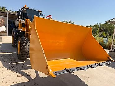 Фронтальные КУНы: Фронтальный погрузчик — Китай. 2025 год. Ковш 2,2 см³. Управление — — 3