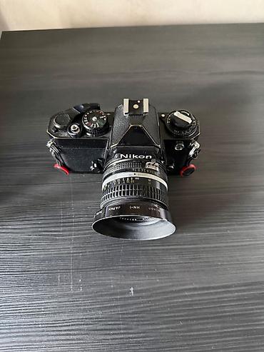 nikon 50mm: Analog lent ile Nikon FE fotoaparat. Uzerinde Ideal veziyyetde Nikkor — 4
