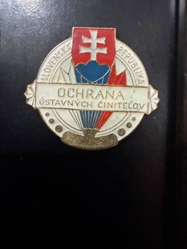 Значки, ордена и медали: Комплект значков: 1. Герб РУ; 2. Канада + Кыргызстан - Кумтор. 3. Флаг — 8
