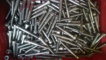 Šrafovi i matice: Opis: Velika količina metalnih šrafova, idealnih za širok spektar — 4