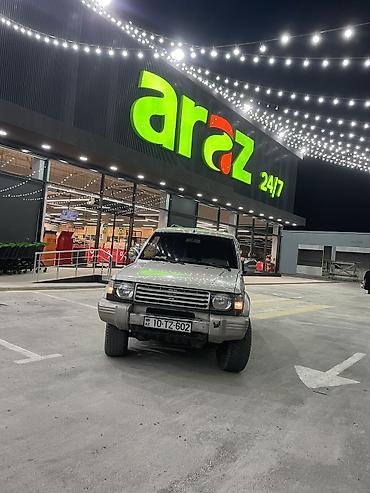 traktr satşı: Mitsubishi Pajero (2-ci nəsil) SUV Xüsusiyyətlər: - Kuzov: 5 qapılı — 3