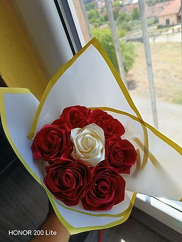 zelena pasta za ciscenje: 🌹 **BUKET OD 7 SATENSKIH RUŽA – 1.100 DIN** 🌹 Savršen poklon za dragu — 2