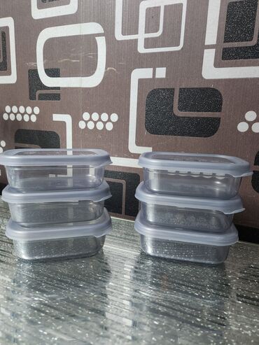 Süfrə qab-qacaqı: Şəffaf plastikdən hazırlanmış, boz rəngli qapaqları olan qida saxlama