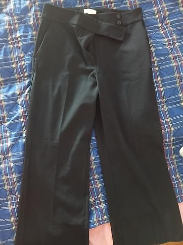 Crne elegantne ženske pantalone sa širokom nogavicom. Model sa kosim