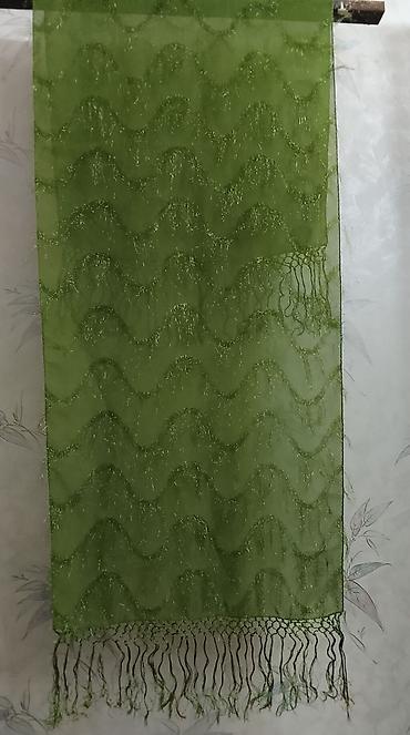 Qadın geyimləri: Yemşil rəngli zərif şal/şarf - Material: yüngül, şəffaf tekstura; — 2