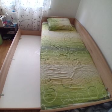 drveni sto za sminkanje za decu: Na prodaju krevet sa dusekom! Ima fioku koja može da posluži kao