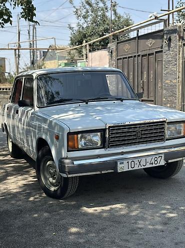avtomobil az zil 130: VAZ 2107 sedan – klassik ağ rəng, 4 qapı, arxa ötürücülü. Ili 2005 — 2