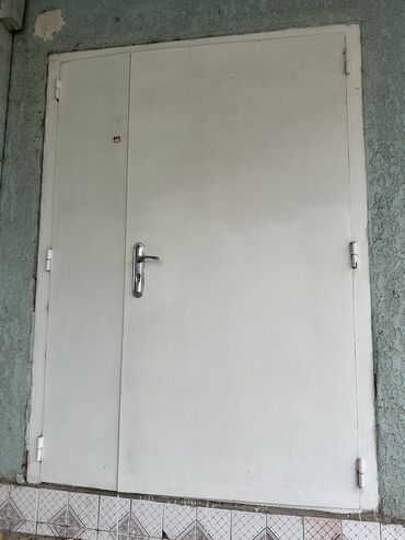 двухстворчатый дверь: Входная дверь, Металл, Правосторонний механизм, цвет - Белый, Б/у, 220 * 160, Самовывоз