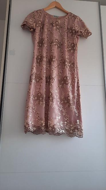dugacke svecane haljine: Elegantna čipkana haljina marke Vogeli– roze puder podloga sa — 3