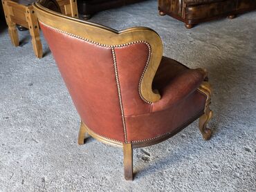 Stilske fotelje: Klasična fotelja od pune kože sa drvenim ramom - Tip: duboka salonska — 8