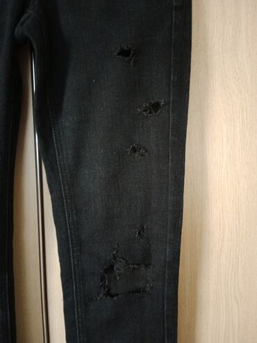 Farmerke: Mango jeans crne farmerke
 Veličina 34
kratko nošene
Cena 800 din — 3