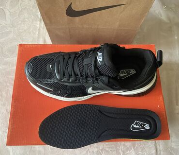 Krasofkalar və idman ayaqqabıları: Yeni̇ - ni̇ke 
Made in Vyetnam
41- ölçü 
ortopedik 
barkod — 9