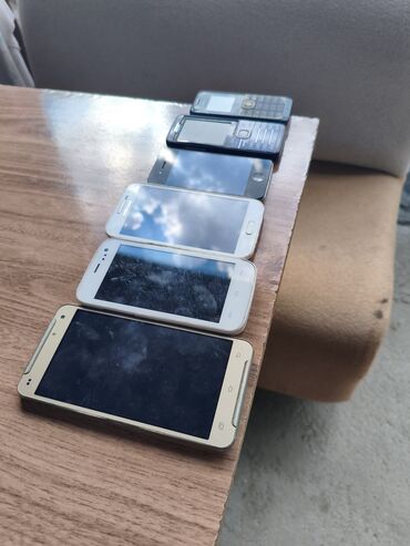 Tavalar: Müxtəlif modellərə və dizaynlara malik mobil telefonlar dəsti. Dəstə