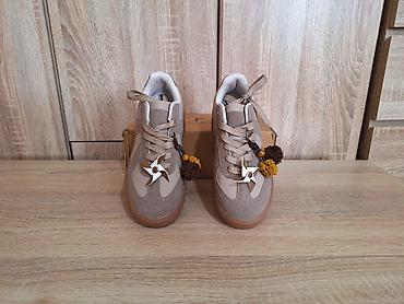 enzo i lorenzo koferi: Nove ženske bež krem patike s priveskom 38 djon 5 cm ug 24 cm Nove — 5