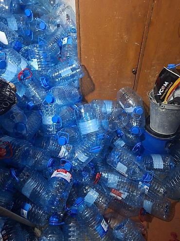 Qab-qacaq və mətbəx ləvazimatları: Toplu plastik bidonlar (5–10 litr həcmli) satılır. 5 litrlik 20 qəpik — 6